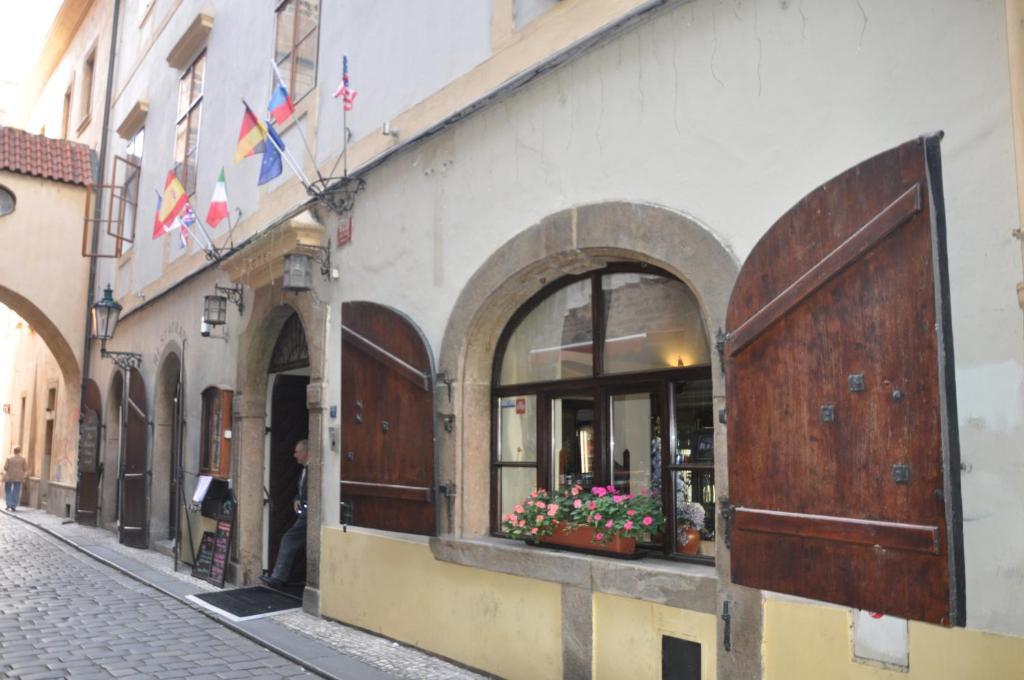 Hotel Cerny Slon Praga Exterior foto